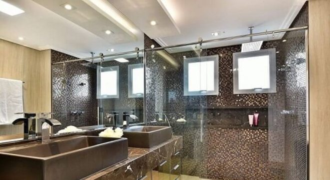 Spot de luz simples fixado no teto do banheiro