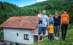 Família de Senahid Ademovic, que fugiu de Srbrenica quando criança e retornou com a família para morar lá
