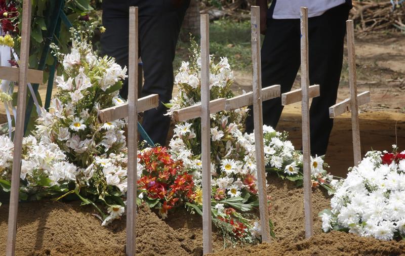 HÃ¡ exatamente uma semana, uma sÃ©rie de bombardeios deixou
mais de 200 mortos e 500 feridos no Sri Lanka. Os atentados tiveram hotÃ©is e
igrejas como alvos principais e os investigadores apontam que os <a href="https://noticias.r7.com/internacional/sri-lanka-grupo-suspeito-de-ataque-e-jovem-e-ja-atuou-contra-budistas-22042019"><b>terroristas
agiram por motivos religiosos</b></a>. No paÃ­s, 70,2% da populaÃ§Ã£o Ã© formada por
budistas. Outros 12,6% sÃ£o hindus e 9,7% sÃ£o muÃ§ulmanos. Os cristÃ£os
representam pouco mais de 7% da populaÃ§Ã£o e a organizaÃ§Ã£o Open Doors, que
acompanha a situaÃ§Ã£o de cristÃ£os perseguidos pelo mundo, classifica o Sri Lanka
como o 46Âº pior paÃ­s para ser cristÃ£o em uma lista de 50