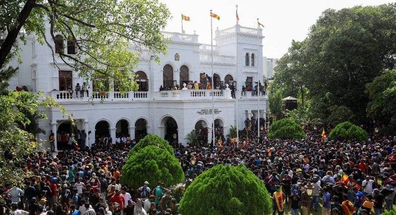Manifestantes comemoram após entrar no prédio do escritório do primeiro-ministro do Sri Lanka