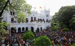 Manifestantes comemoram após entrar no prédio do escritório do primeiro-ministro do Sri Lanka