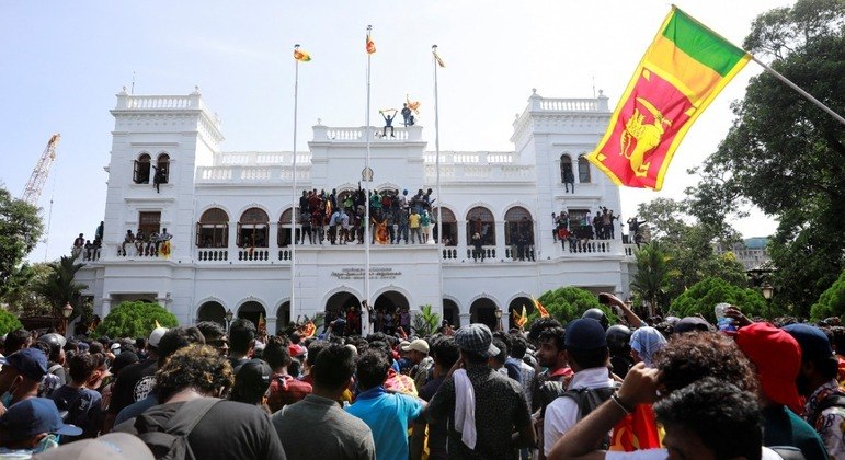 Manifestantes comemoram após entrar no escritório do primeiro-ministro do Sri Lanka