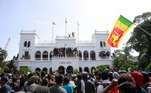 Manifestantes comemoram após entrar no escritório do primeiro-ministro do Sri Lanka