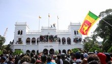 Manifestantes do Sri Lanka saem de prédios públicos e presidente foge para Singapura