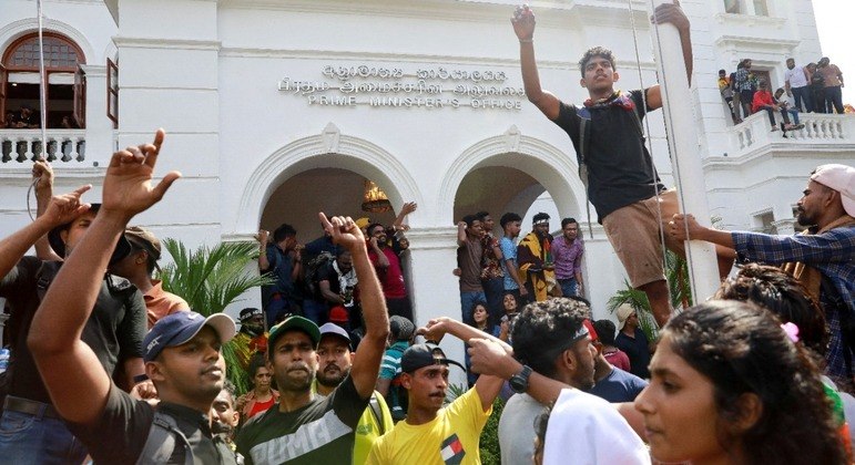 Manifestantes comemoram após entrar no prédio do escritório do primeiro-ministro do Sri Lanka