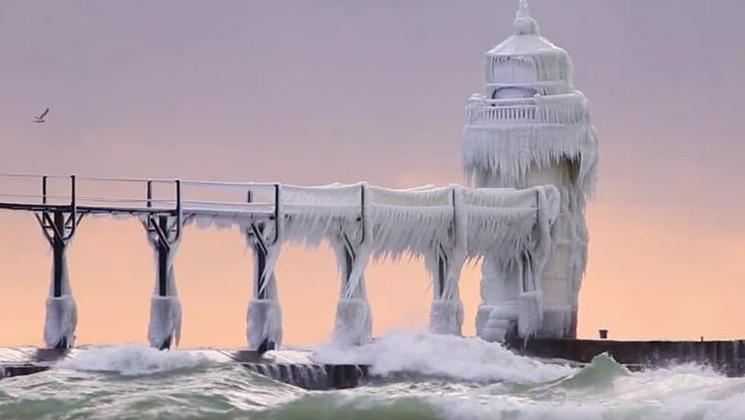 St. Joseph Lighthouse, Estados Unidos - Fica no Lago Michigan e chama atenção pelas formações de gelo que cobrem parte da estrutura da torre por causa das ondas que batem nas épocas geladas. 