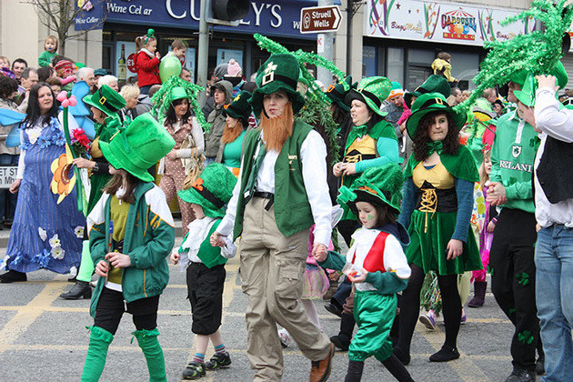 St Patrick's Day (Irlanda) - O Dia de São Patrício (17 de março) homenageia o padroeiro do país. As pessoas participam de desfiles, se vestem e se pintam de verde e celebram tomando cerveja verde. Essa cor se refere ao trevo de três folhas, que Patrício usou para explicar a Santíssima Trindade aos pagãos celtas.