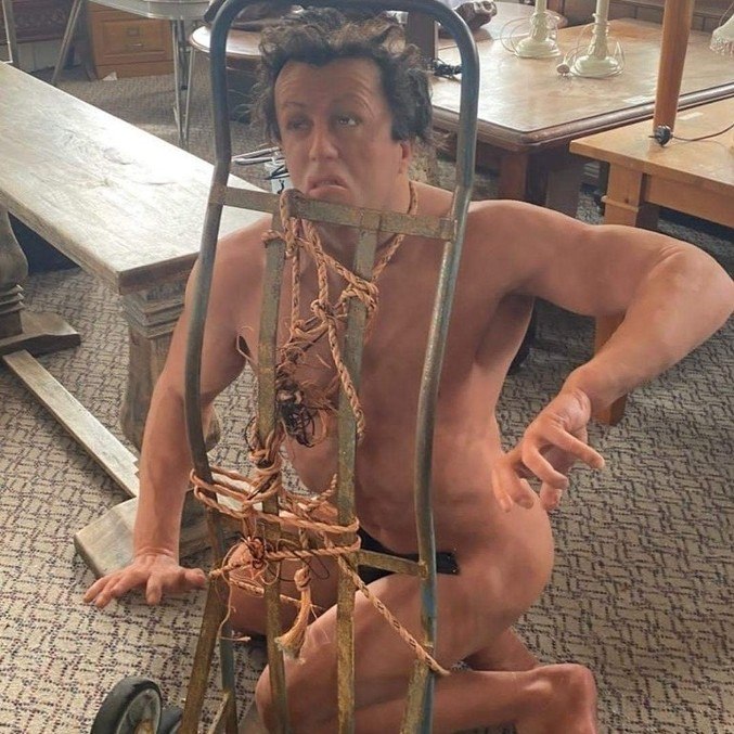 Réplica em tamanho real do ator está à venda em loja de penhores na Austrália

