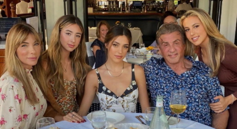 O astro é pai de três meninas, Sophia, Sistine e Scarlet, fruto do relacionamento com a modelo e atriz Jennifer Flavin. Apesar da cara mau e dos filmes violentos, Stallone está constantemente 'babando' pelas filhas na web e demonstra ser muito família 