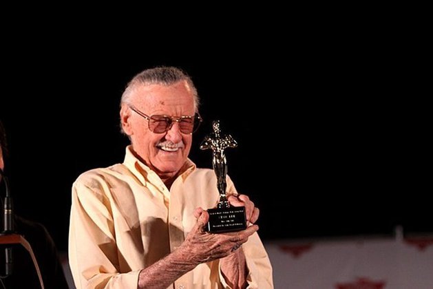 Stan Lee deixou um imenso legado de entretenimento o com arte para a cultura dos quadrinhos e dos filmes de super-heróis. Que seja lembrado com o sorriso farto do talento reconhecido, como na foto em que recebe o prêmio Best Cameo (por breve interpretação em filme), em 2011,  no Phoenix Comicon, Arizona (EUA). Figuraça! 