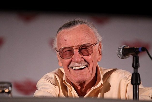 Stan Lee faria 99 anos neste 28/12/2021. Ele foi a mente criativa por trás de muitos dos super-heróis mais famosos e idolatrados do universo dos quadrinhos. Stan Lee foi a chave da Marvel para o sucesso nas revistas e no cinema. 