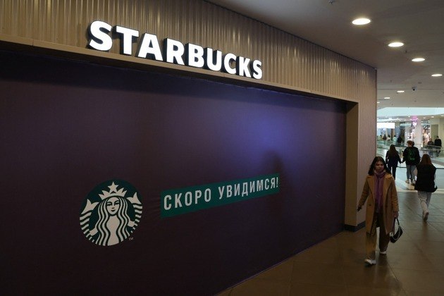 14. Starbucks: A rede anunciou no dia 8 de maio que não iria mais atuar no mercado russo, o que inclui interromper as importações de produtos e cafés vendidos por uma marca licenciada. As quase 2.000 pessoas que dependem da empresa para subsistência receberão suporte