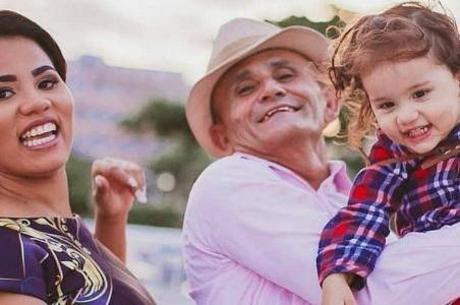 Cantora garante que marido pode visitar a filha Deborah