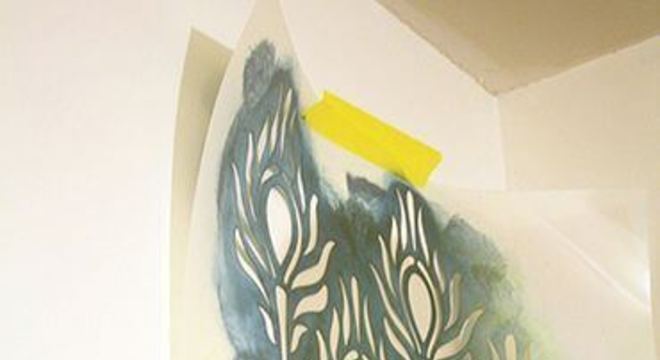 stencil para parede com a fita crepe