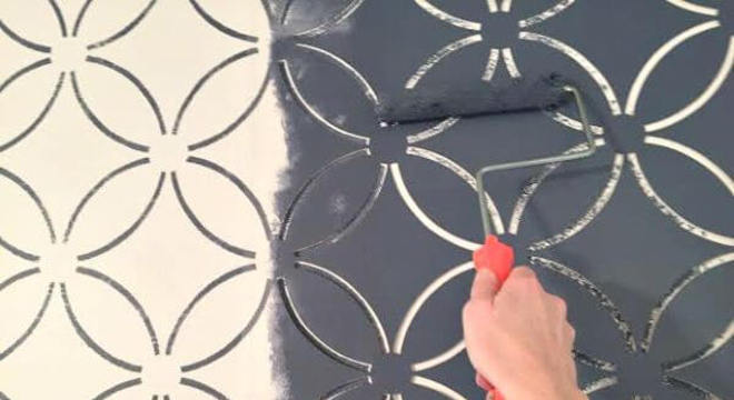 stencil para parede em tons neutros