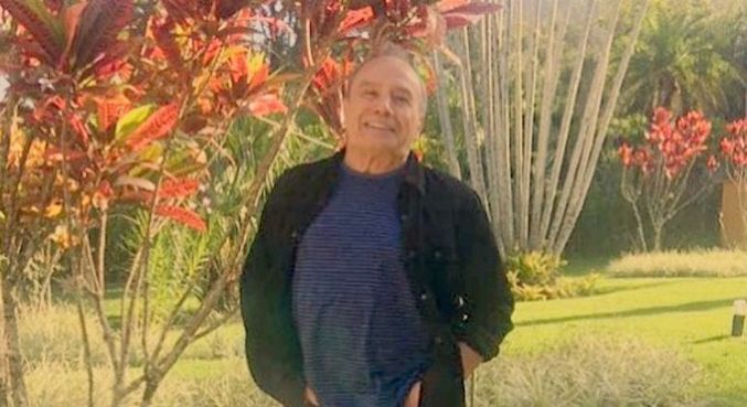 Stênio Garcia estava dando uma entrevista quando foi interrompido pela mulher