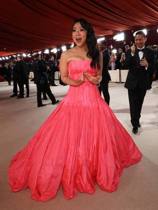 Stephanie Hsu mostra bastante animação antes de concorrer ao Oscar de Melhor Atriz Coadjuvante