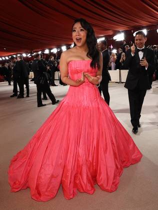 Stephanie Hsu mostra bastante animação antes de concorrer ao Oscar de Melhor Atriz Coadjuvante