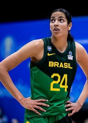 Stephanie foi estudar nos EUA para jogar basquete