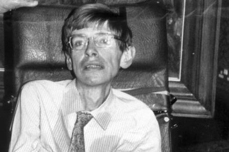 Hawking defendia que o universo era regido por leis estabelecidas