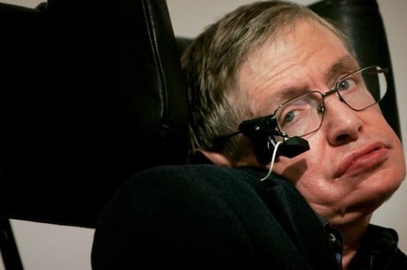 Em 2004, Hawking revisou sua própria teoria e concluiu que os buracos negros não absorvem tudo