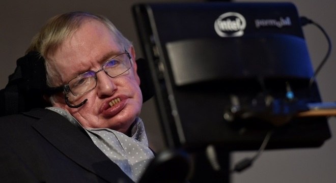 Hawking tinha doença degenerativa e revolucionou pesquisa sobre buracos negros