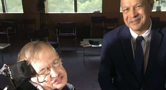 Stephen Hawking e Pallab Ghosh conversaram em outubro de 2017