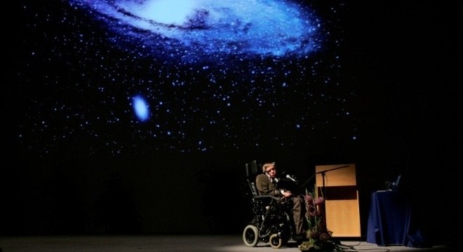 Stephen Hawking: poder de seu intelecto contrastava com a fraqueza de seu corpo
