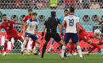 Sterling chuta para marcar o terceiro gol da Inglaterra na partida contra o Irã