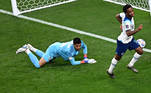Sterling comemora o terceiro gol da Inglaterra na estreia da Copa do Mundo de 2022 contra o Irã