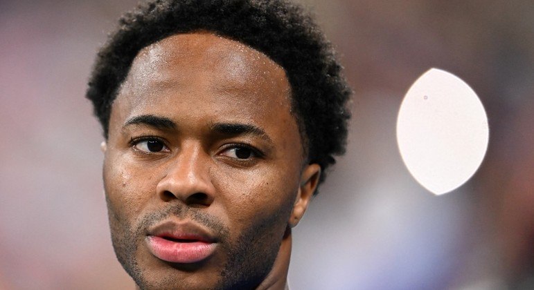 Sterling voltou para a Inglaterra após ter a casa invadida por criminosos