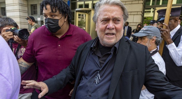 Steve Bannon aguarda sentença da Justiça dos EUA