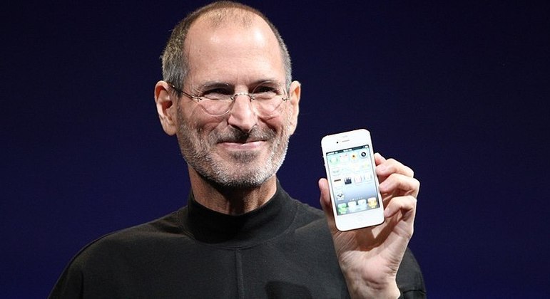 Steve Jobs, um dos fundadores da Apple, em evento de lançamento de um dos modelos do iPhone