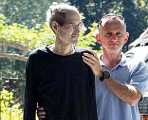 Steve Jobs morreu em 5/10/2011, vítima de câncer de pâncreas, que havia sido diagnosticado em outubro de 2003. Ele tinha 56 anos. Deixou uma fortuna estimada em US$ 8 bilhões (R$ 25 bilhões). 