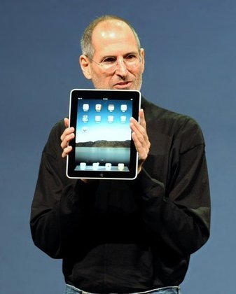 Steve Jobs também nasceu em São Francisco. Em abril de 1976, com 21 anos, criou a Apple, em parceria com Steve Wozniak e Ronald Wayne. Dos três, porém, o que ficou mais famoso foi Jobs. 