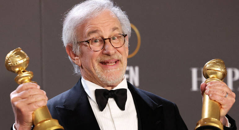 Steven Spielberg com os dois prêmios que o filme 'Os Fabelmans' ganhou no Globo de Ouro