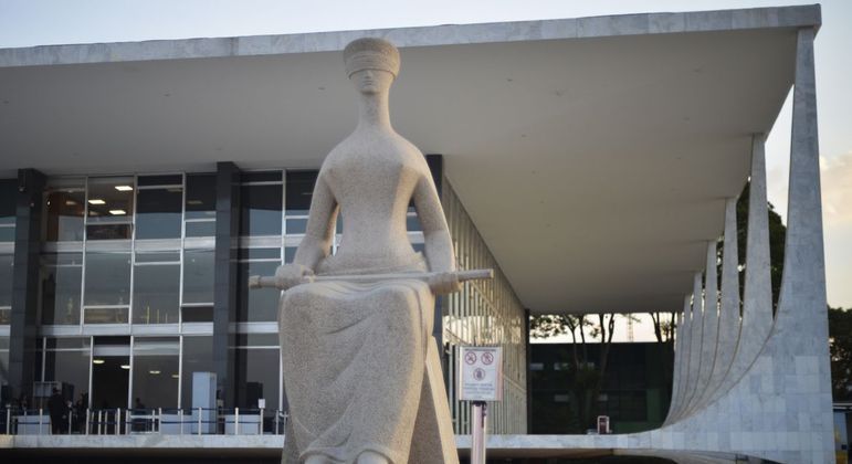 Estátua da Justiça posicionada em frente à sede do Supremo Tribunal Federal