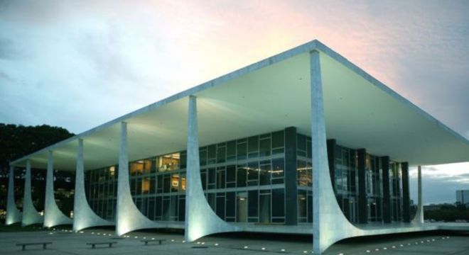 Parte dos juristas considera o inquérito das fake news ilegal, já que foi instaurado pelo presidente do STF (foto) sem participação do MPF