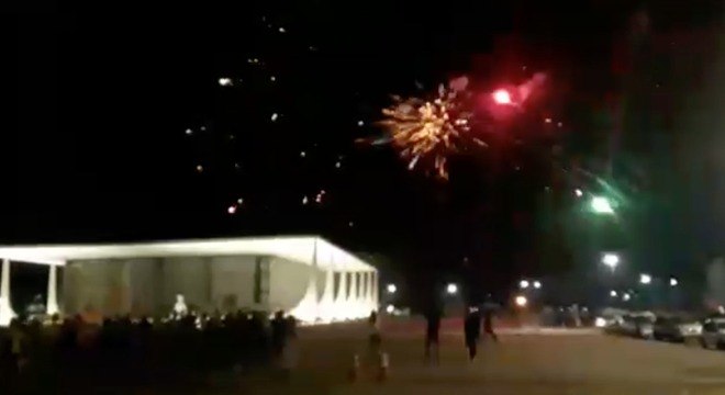 Imagem mostra fogos de artifícios lançados contra prédio do STF em Brasília