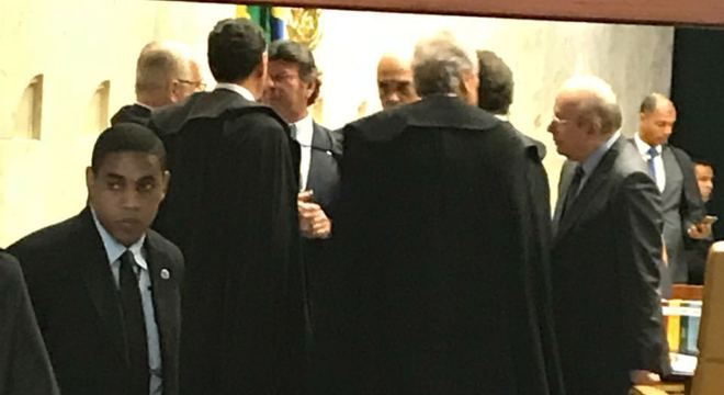 Ministros do Supreme Tribunal conversam em intervalo da sessão