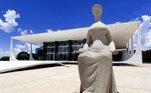 Estátua simbolizando a Justiça, em frente à sede do Supremo Tribunal Federal, na praça dos Três Poderes, em Brasília (DF). (Brasília, DF, 08.03.2003, 12h40. Foto de Bruno Stuckert/Folhapress)
