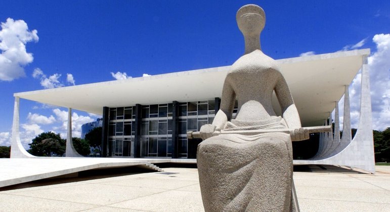 Estátua simbolizando a Justiça, em frente à sede do Supremo Tribunal Federal, em Brasília