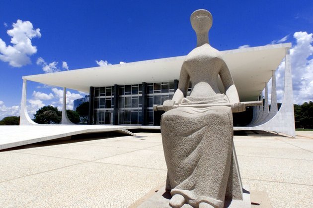 Estátua simbolizando a Justiça, em frente à sede do Supremo Tribunal Federal, na praça dos Três Poderes, em Brasília (DF). (Brasília, DF, 08.03.2003, 12h40. Foto de Bruno Stuckert/Folhapress)