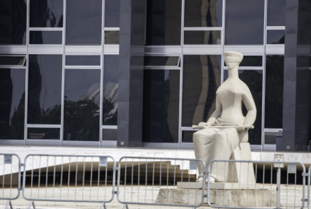 DF - LAVA JATO/LULA/CONDENAÇÕES/ANULAÇÃO/STF/RECURSOS/JULGAMENTO - POLÍTICA - Vista do prédio do Supremo Tribunal Federal, em Brasília, na tarde desta quarta-feira (14), onde os ministros do Tribunal iniciam hoje o julgamento de recursos apresentados contra decisão do ministro Edson Fachin que reconheceu a incompetência da 13ª Vara Federal de Curitiba para julgar quatro ações da Operação Lava Jato contra o ex-presidente Luiz Inácio Lula da Silva. Os ministros vão decidir se mantêm ou se derrubam, na íntegra ou parcialmente, todos os pontos levantados na decisão que o relator da Lava Jato no STF proferiu há cerca de um mês: a anulação das condenações de Lula no âmbito da operação; o envio dos processos - tríplex do Guarujá, sítio de Atibaia, terreno do Instituto Lula e doações da Odebrecht ao mesmo instituto - à Justiça Federal do DF; e o arquivamento da suspeição do ex-juiz federal Sérgio Moro. 14/04/2021 - Foto: LECO VIANA/THENEWS2/ESTADÃO CONTEÚDO