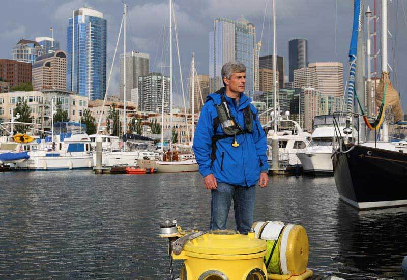 Stockton RushCEO e fundador da OceanGate Inc, Rush é quem está controlando o submersível. Ele se tornou o piloto de aeronaves a jato mais jovem do mundo, aos 19 anos, e tem vasta experiência no desenvolvimento de empreendimentos, incluindo seu envolvimento com a BlueView Technologies, a Entomo e a Remote Control Technology