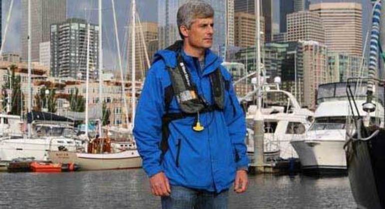 Stockton RushCEO e fundador da OceanGate Inc, Rush é quem está controlando o submersível. Ele se tornou o piloto de aeronaves a jato mais jovem do mundo, aos 19 anos, e tem vasta experiência no desenvolvimento de empreendimentos, incluindo seu envolvimento com a BlueView Technologies, a Entomo e a Remote Control Technology