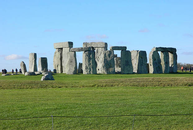 Stonehenge é um sítio arqueológico da Inglaterra, cuja construção ocorreu há 5 mil anos. Inicialmente, o monumento pode ter funcionado como um relógio, tentando prever o nascimento do Sol e da Lua. Pouco se sabe sobre sua origem. 