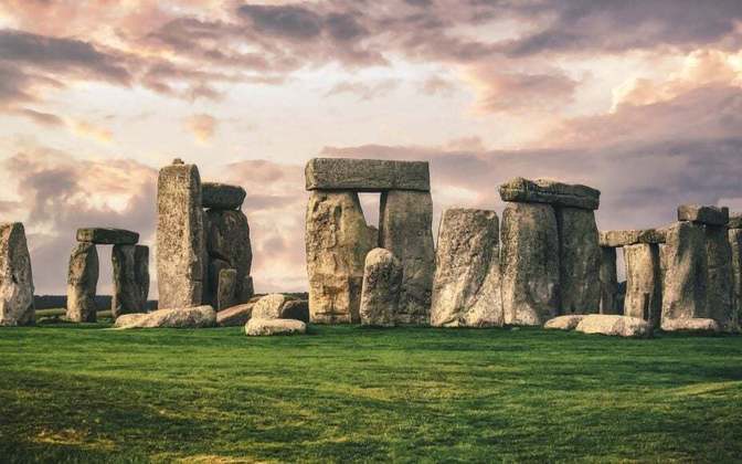 Stonehenge: Embora os pesquisadores ainda não tenham certeza da finalidade original do monumento, muitos acreditam que o Stonehenge tenha sido construído como um local religioso ou cerimonial.