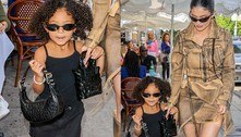 Aos 4 anos, filha de Kylie Jenner usa bolsinha de R$ 2,4 mil durante passeio com a mãe