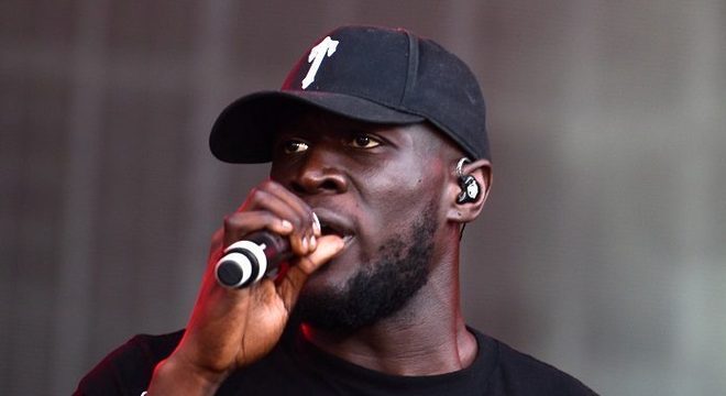 Discurso de rapper faz jovens se registrarem para votar no Reino Unido